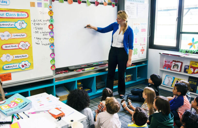 Teacher demonstrates consonant-vowel-consonant words to kindergarten to grade 2 students