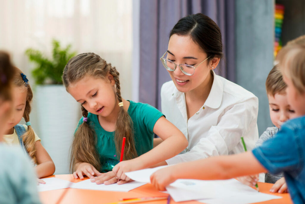 A reading tutor helps an elementary school student identify consonant-vowel-consonant groups